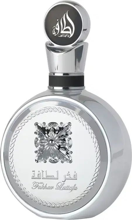 Frasco de perfume Lattafa Perfumes com design elegante em prata, contendo um logotipo e texto árabe em destaque. O frasco possui uma tampa arredondada e detalhes decorativos em sua superfície.