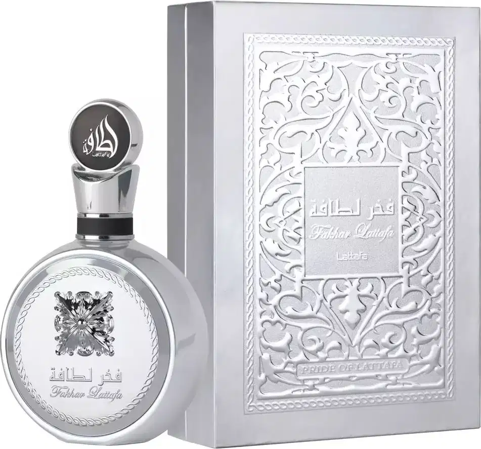 Frasco de perfume prateado da marca Lattafa Perfumes, com design ornamental e caixa decorativa em tons de prata. O rótulo exibe o nome do produto "Fakhar Latifa" em árabe e inglês.