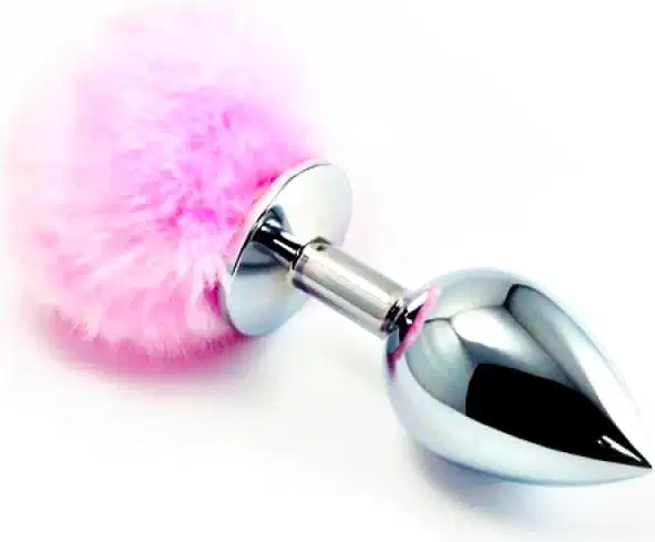 Plug anal de metal com ponta cônica e haste revestida por pluma rosa, em embalagem prateada. Produto da marca Sexy Import, destinado a uso íntimo.