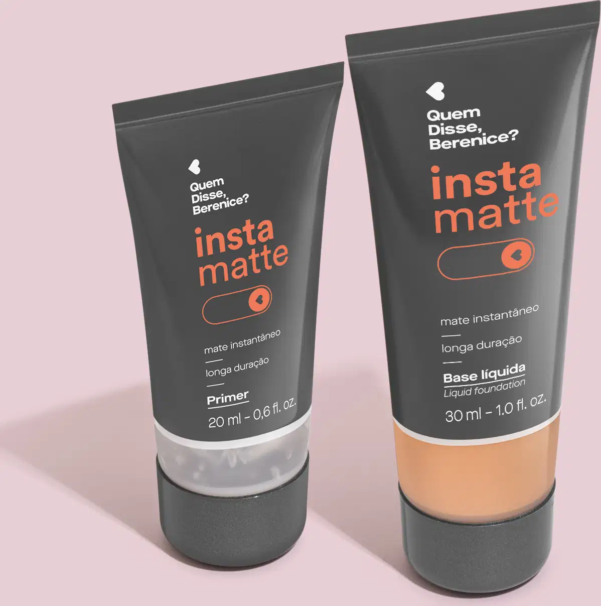 Primer e base líquida cor 180Q em bisnagas pretas com parte mostrando a tonalidade do produto, rótulo de letras brancas e rosas da marca Instamatte Quem Disse, Berenice?, em fundo lilás.
