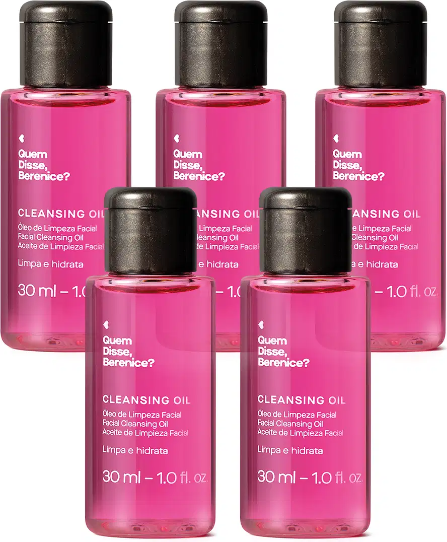 Cinco frascos de óleo de limpeza facial Cleansing Oil Quem Disse, Berenice? em frasco transparente com líquido rosa e tampa preta.