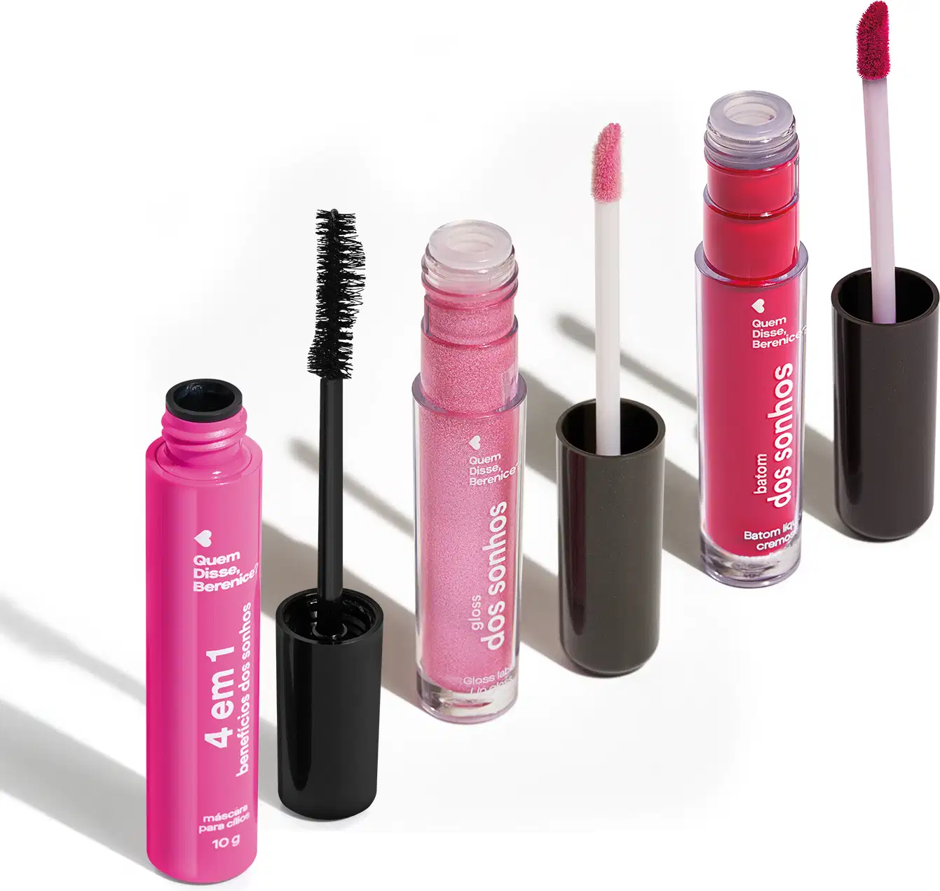 Máscara de cílios 4 em 1 em tubo rosa, batom líquido Rosite em tubo rosa e gloss labial Rosadex em embalagem rosa escura. Todos os produtos possuem tampa preta e aplicadores nas cores dos produtos.