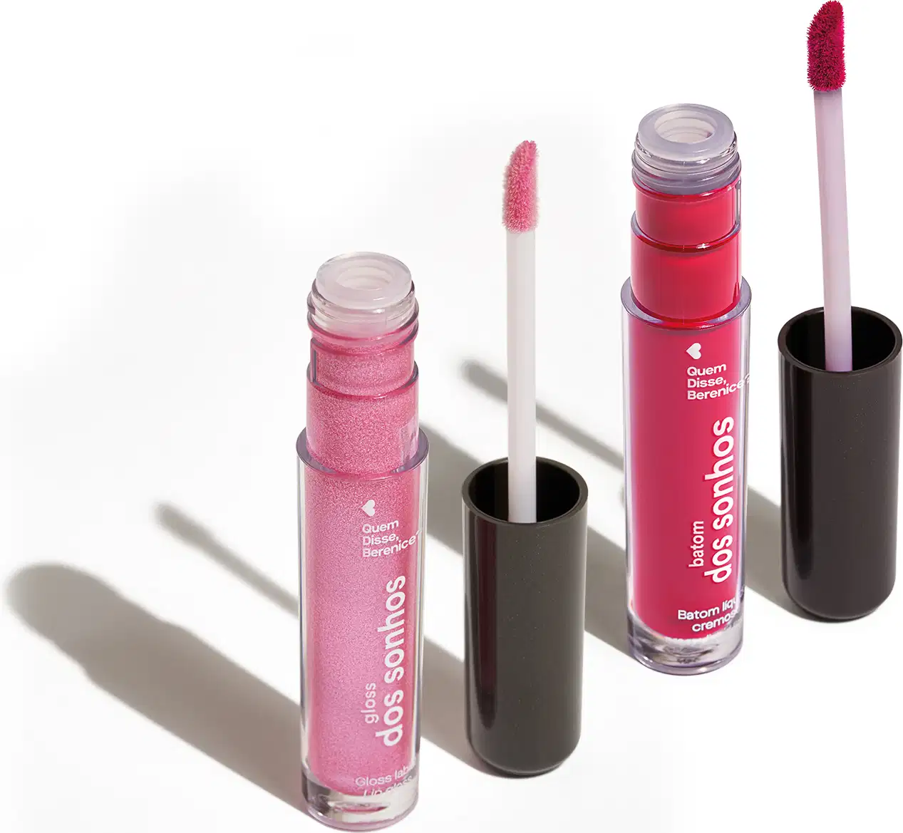 Batom líquido Rosite dos Sonhos e gloss labial Rosadex dos Sonhos Quem Disse, Berenice? na cor rosa com embalagens e esponjas aplicadores na cor do produto, tampa preta e haste branca.
