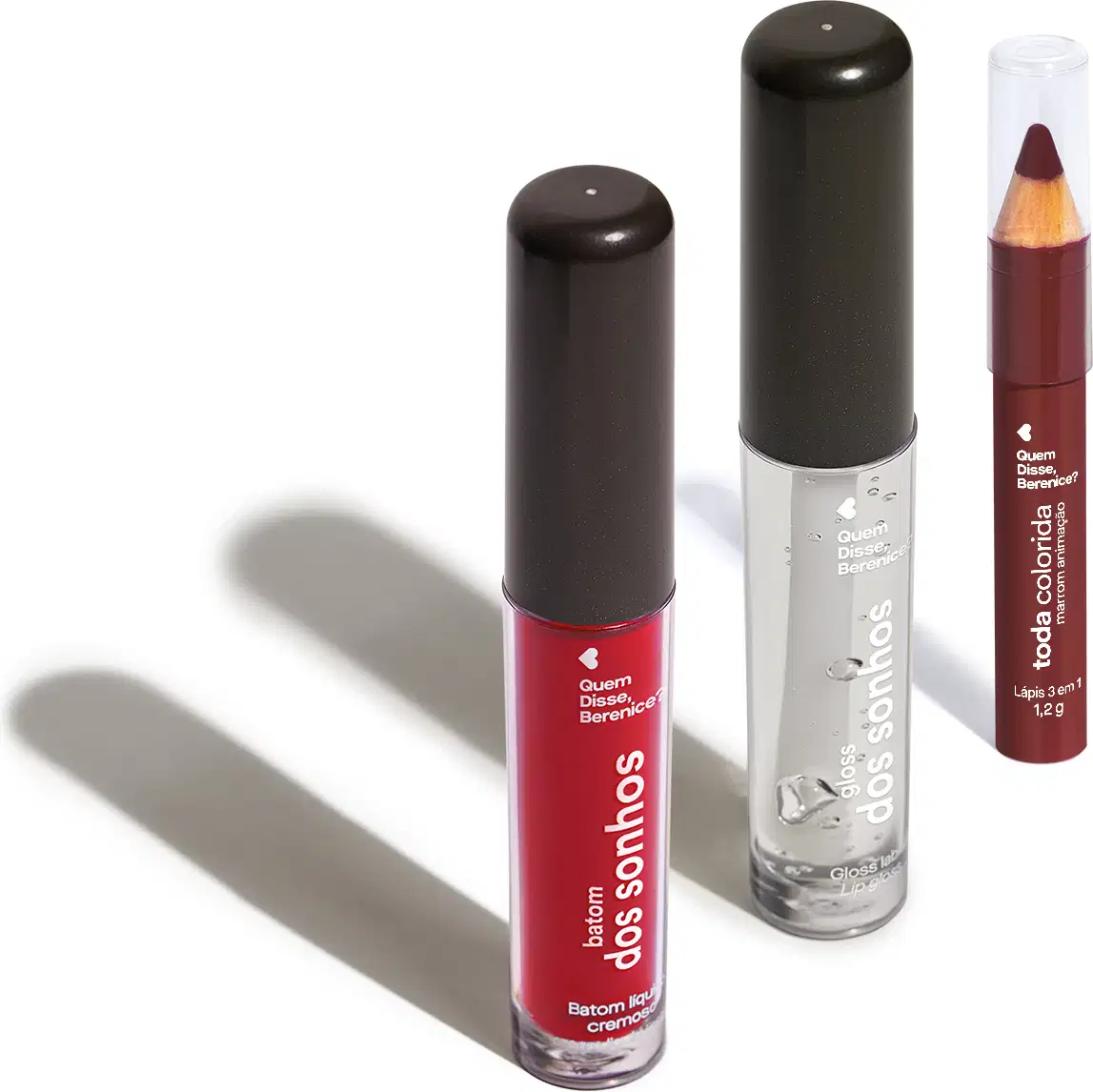 Frasco transparente com líquido vermelho e tampa preta de Batom dos Sonhos, frasco transparente com líquido claro e tampa preta de gloss labial incolor Batom dos Sonhos e lápis 3 em 1 Toda Colorida Marrom Animação, todos da marca Quem Disse, Berenice?