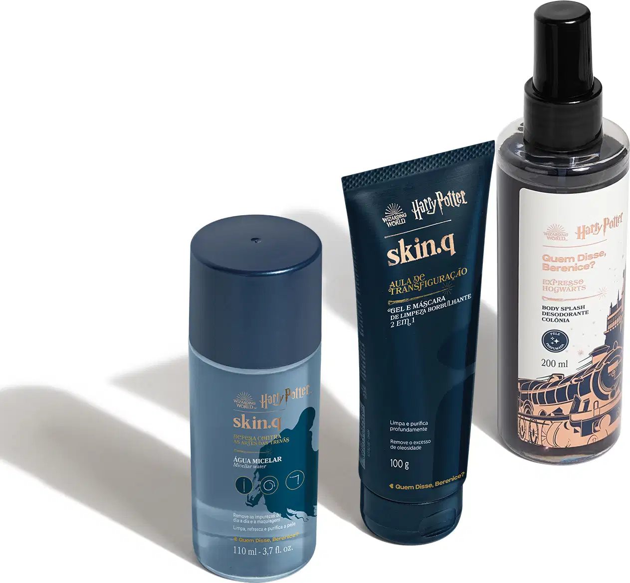 Três itens da marca Harry Potter Quem Disse, Berenice?: frasco em tons de azul com água micelar, bisnaga preta, dourada e branca de gel máscara de limpeza 2 em 1 e frasco com válvula spray e rótulo branco de body splash.