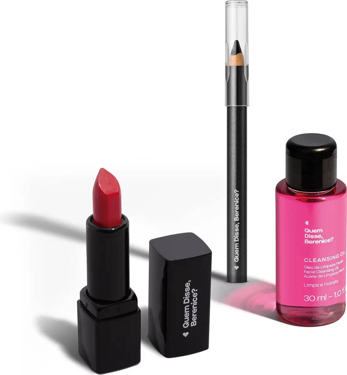 Batom de cor vermelha em embalagem preta com letras brancas, lápis de olhos preto com corpo da mesma cor e um óleo de limpeza facial em embalagem transparente com líquido rosa e tampa preta da marca Quem Disse, Berenice?.