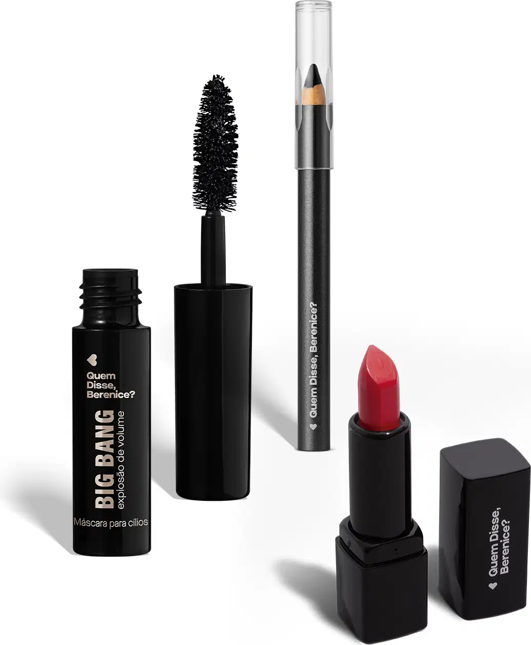 A imagem mostra três produtos de maquiagem da marca Quem Disse, Berenice?. Um rímel preto em embalagem cilíndrica com um aplicador de cerdas pretas espessas. Um lápis preto para olhos. E um batom bala vermelho em uma embalagem preta.