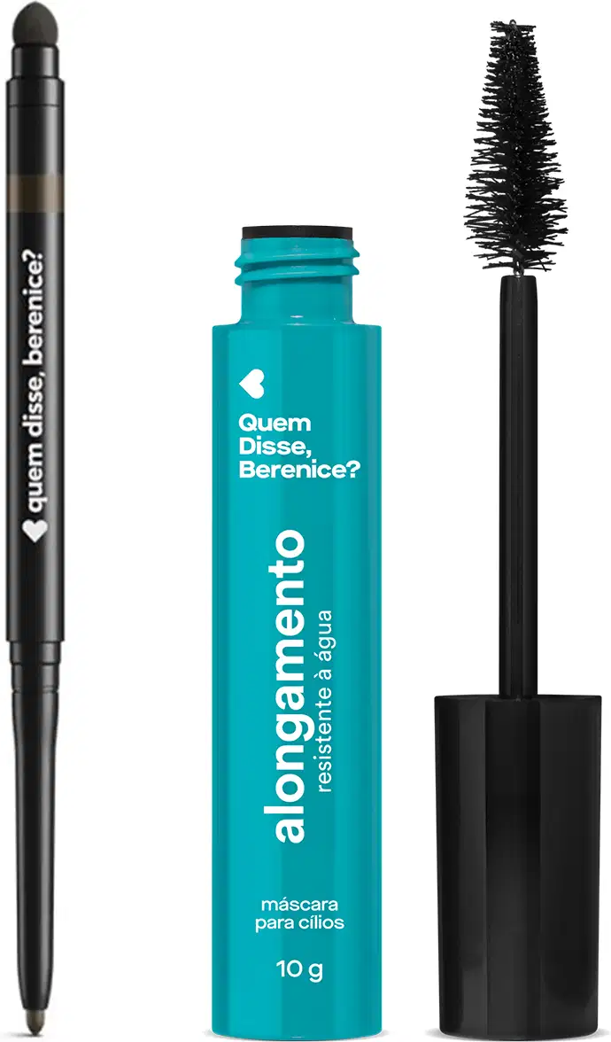 Combo de produtos de maquiagem da marca Quem Disse, Berenice?, incluindo um lápis preto para olhos retrátil e um frasco de máscara de cílios azul aberto com seu pincel aplicador ao lado dele, exibindo cerdas alongadas na base e curtas na ponta.