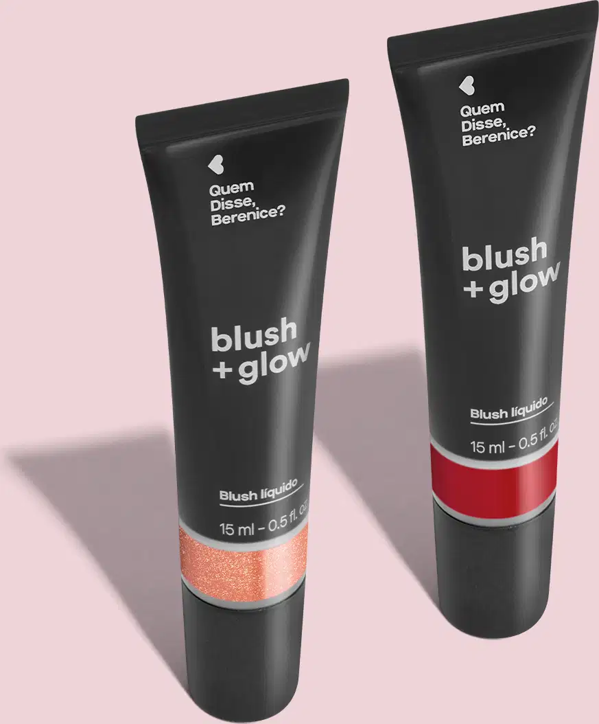 Imagem de duas bisnagas de blush líquido Blush +Glow, sendo o Rosedourex na cor rosa e o Lichiali na cor vermelha. As embalagens são pretas com parte transparente, mostrando a cor do produto, e letras brancas. O fundo da imagem é neutro com sombreado.