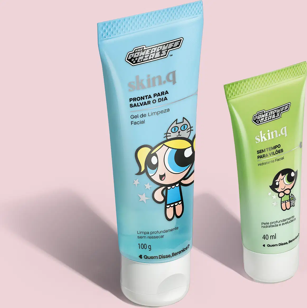 Dois tubos de gel de limpeza facial e hidratante facial da linha Skin.q da marca As Meninas Superpoderosas Quem Disse, Berenice?, em embalagens azul e verde com tampa branca e ilustração das personagens Lindinha e Docinho.