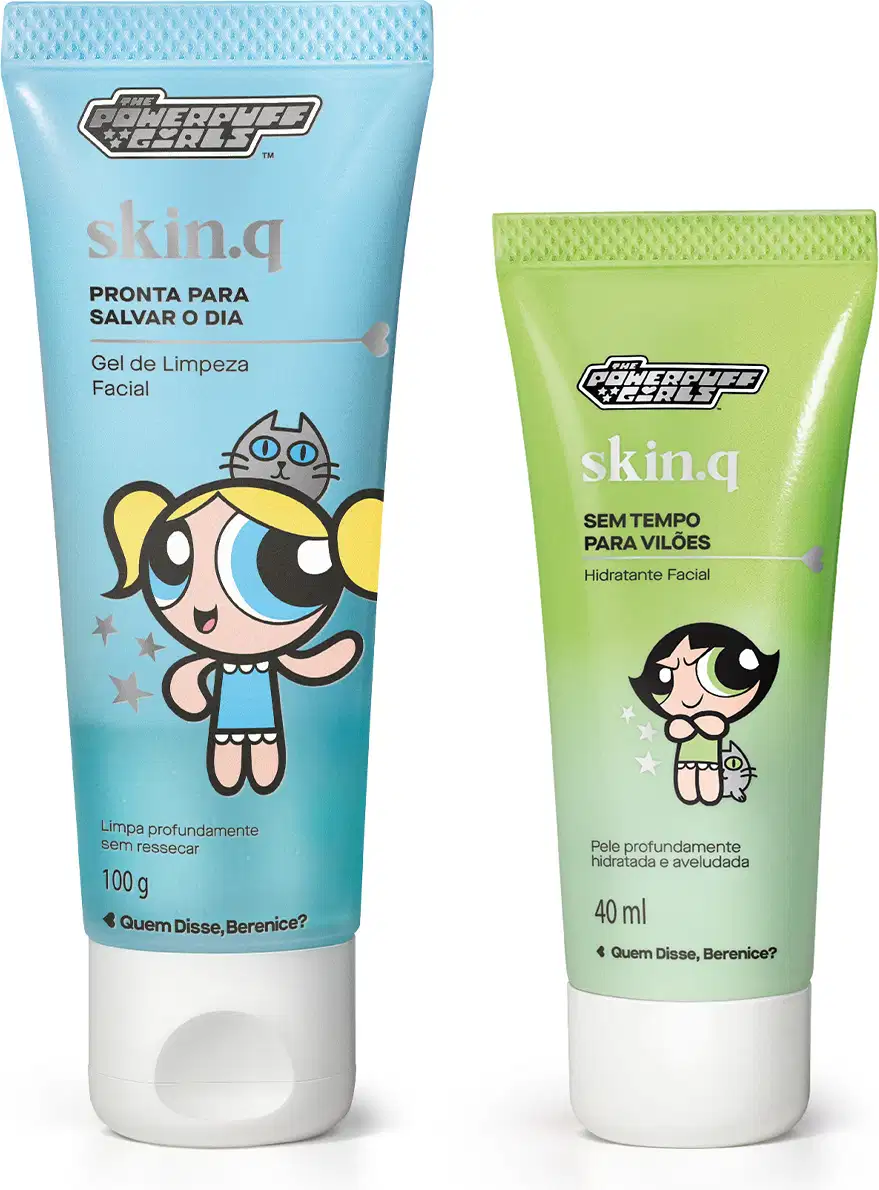 Dois tubos de gel de limpeza facial e hidratante facial da linha Skin.q da marca As Meninas Superpoderosas Quem Disse, Berenice?, em embalagens azul e verde com tampa branca e ilustração das personagens Lindinha e Docinho.