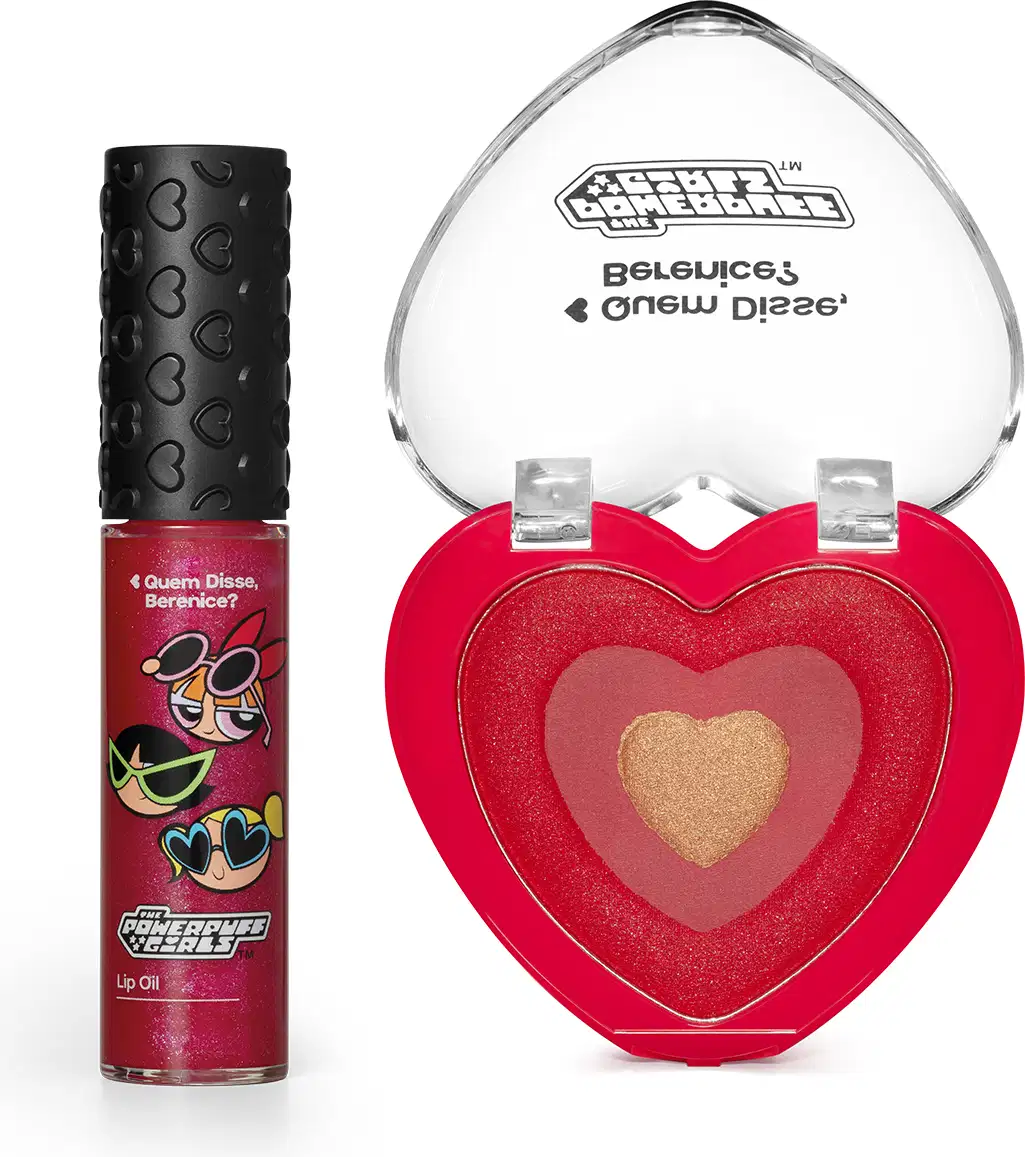 Dois itens da marca Meninas Superpoderosas Quem Disse, Berenice?: um lip oil vermelho em embalagem transparente com personagens e um blush compacto em formato de coração vermelho com tampa transparente.
