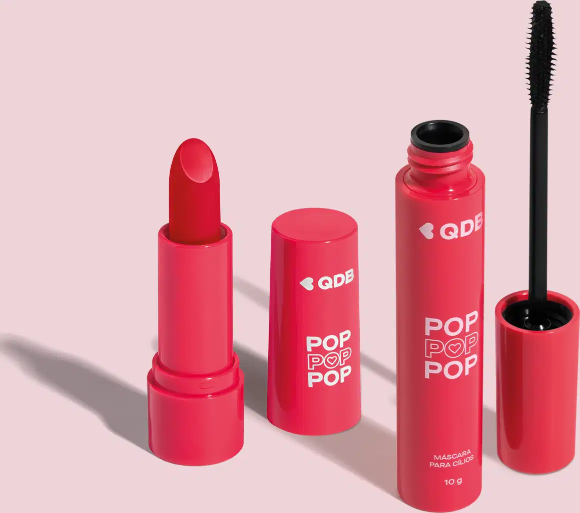 Imagem de dois produtos da marca POP Quem Disse, Berenice? contendo um batom semi matte em embalagem rosa na cor Vermelho Icônico e uma máscara de cílios em tubo rosa com aplicador preto. O fundo da imagem é neutro com sombreado.