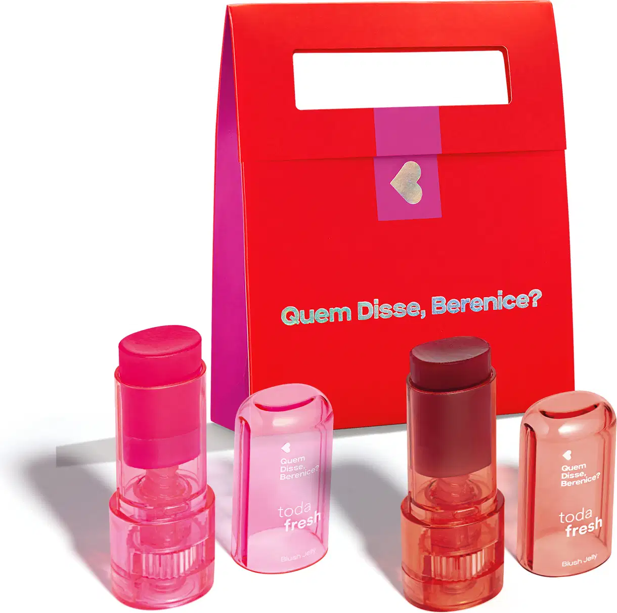Conjunto de produtos de beleza da marca Quem Disse, Berenice? em embalagens vermelhas e rosas, incluindo um batom, um blush e um produto de cuidados com a pele, com texto promocional na caixa.