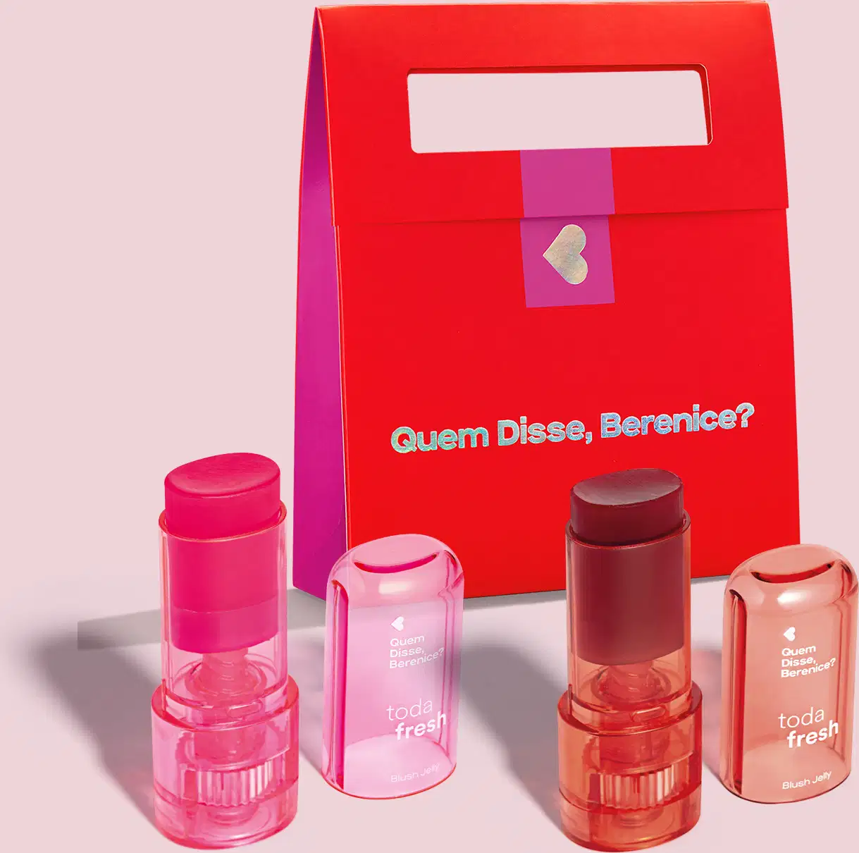 Caixa vermelha e rosa com produtos de maquiagem da marca Quem Disse, Berenice?, incluindo batons, blush e outros itens de beleza em embalagens coloridas e com textos promocionais.