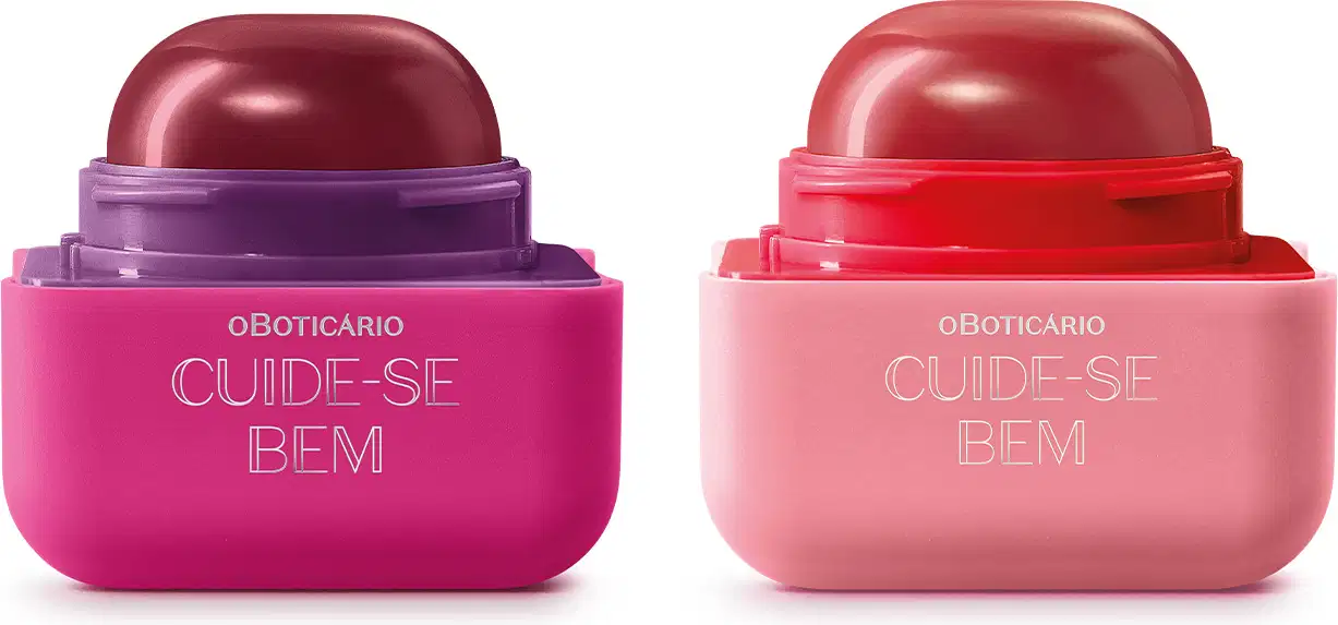 Imagem de duas embalagens de balm labial da marca Cuide-se Bem Feira Quem Disse, Berenice?, uma na cor rosa com tampa roxa e sabor de amora e outra na cor rosa com tampa rosa-escuro e sabor de framboesa.