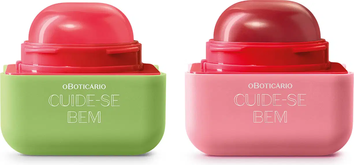 Imagem de duas embalagens de balm labial da marca Cuide-se Bem Feira Quem Disse, Berenice?, uma na cor verde com sabor de melancia  e outra na cor rosa com sabor de framboesa. As duas tampas são em tonalidades de rosa.
