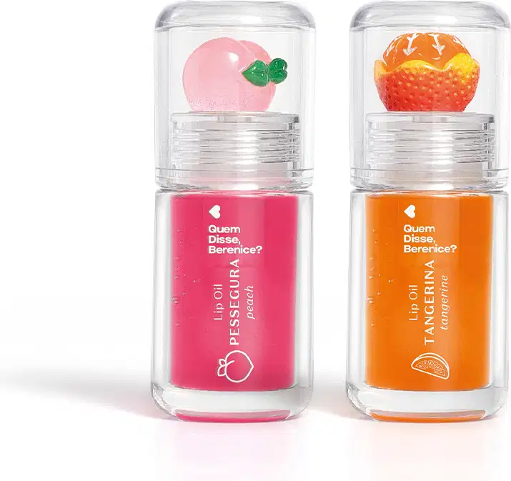 Imagem do Combo Lip Oil Quem Disse, Berenice? com um produto na cor Rosa Fúcsia em tonalidade de rosa claro e um pessego decorativo e outro na cor Coral Tangerina, com tonalidade laranja e tangerina decorativa. As embalagens são transparentes.