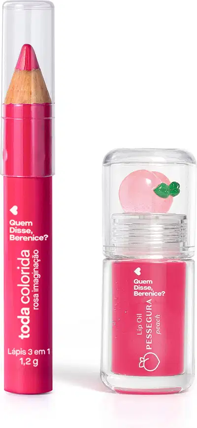 Imagem do Combo Rosa Quem Disse, Berenice?, contendo um Lip Oil Cuide-se Bem Pessegura em embalagem transparente com um pequeno pêssego decorativo, e Lápis Multifuncional 3 Em 1 Toda Colorida. Ambos possuem tonalidades diferentes de rosa.