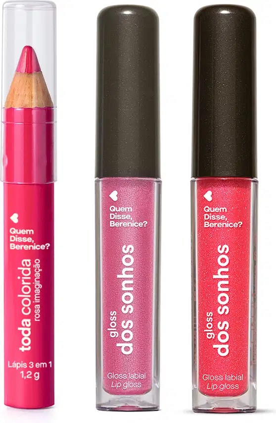 Imagem do Combo Pink Quem Disse, Berenice? contendo um lápis labial multifuncional e dois brilhos labiais, em embalagem transparente e tampa preta. Os produtos possuem tonalidades diferentes de rosa.