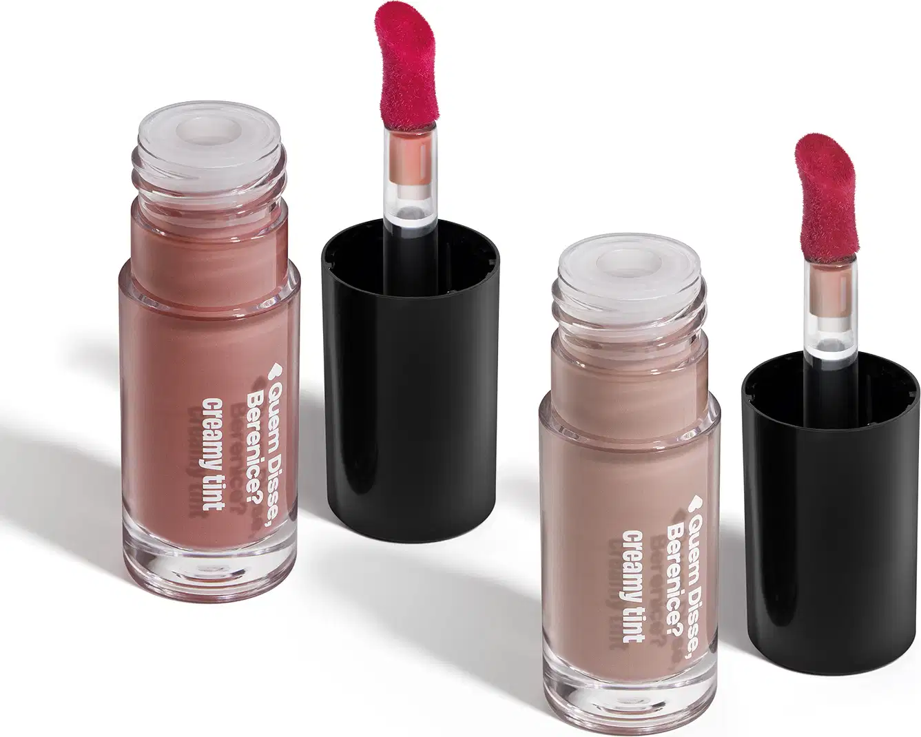 Conjunto de produtos de maquiagem da marca Quem Disse, Berenice? composto por dois frascos de vidro com aplicadores de batom em tons rosados e um aplicador vermelho.