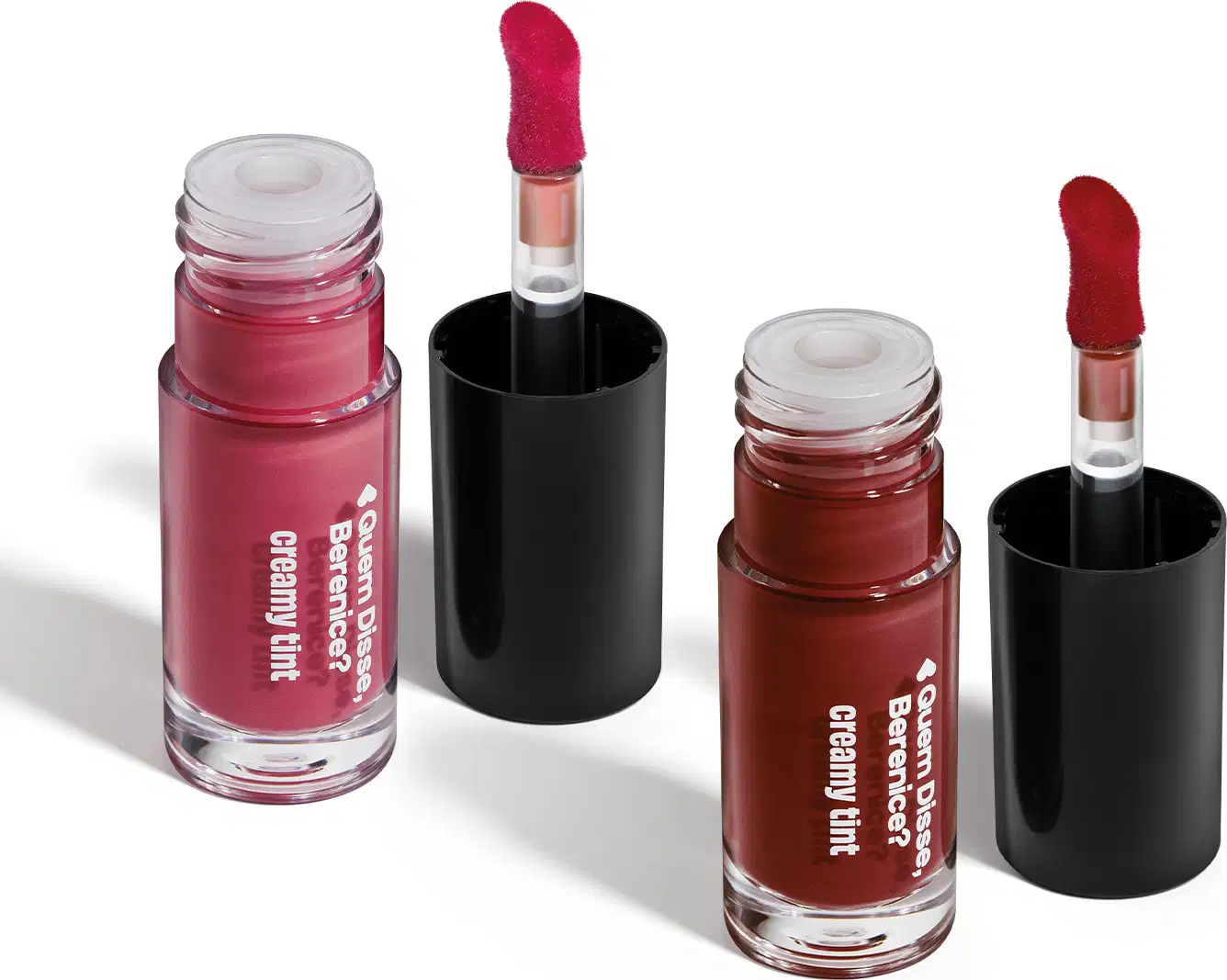 Conjunto de produtos de maquiagem da marca Quem Disse, Berenice? incluindo um batom vermelho em embalagem preta e dois frascos de vidro com líquidos em tons de rosa e marrom.