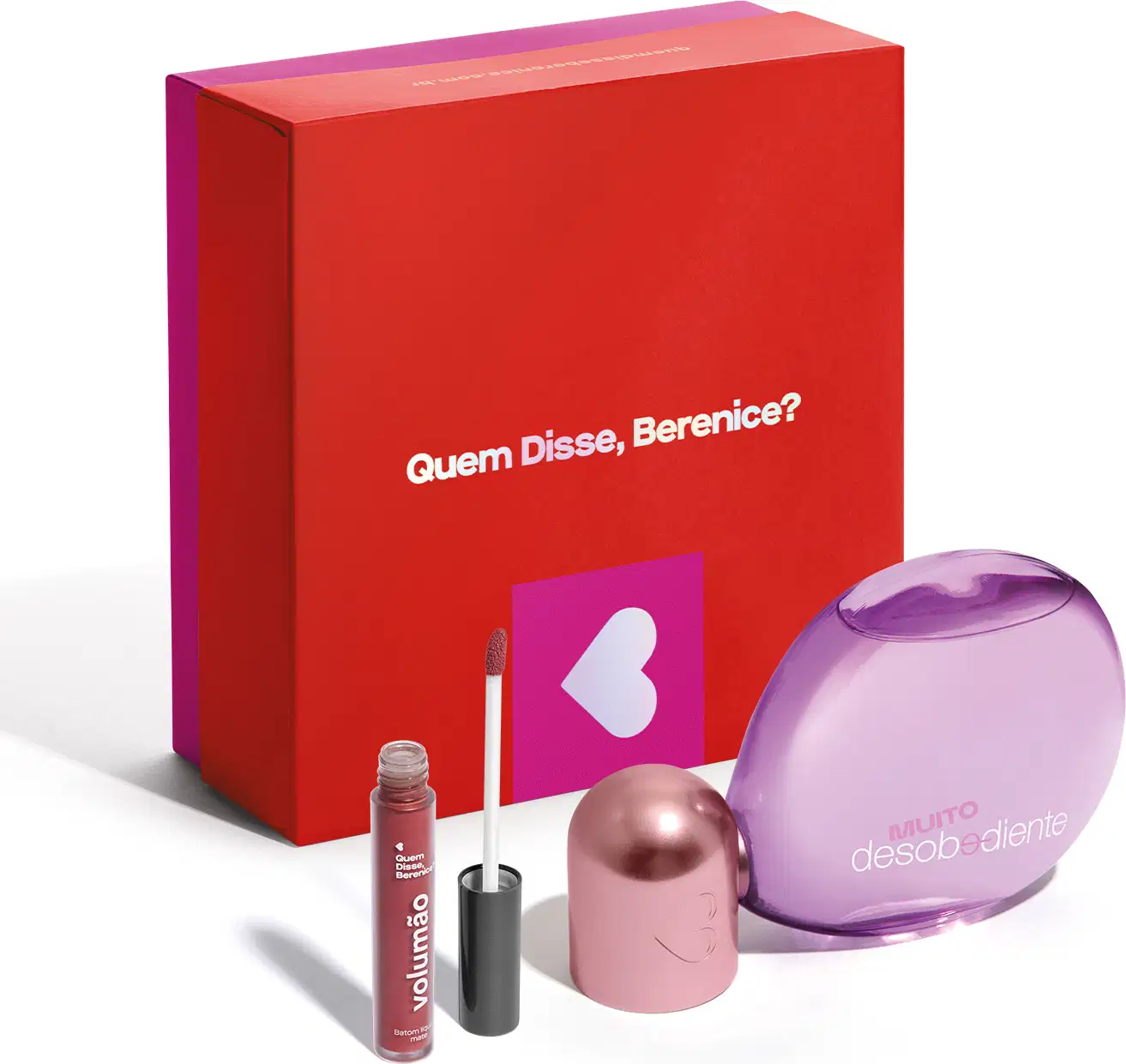 Caixa vermelha com texto "Quem Disse, Berenice?", contendo um frasco de perfume lilás, um batom rosado e um aplicador de maquiagem.