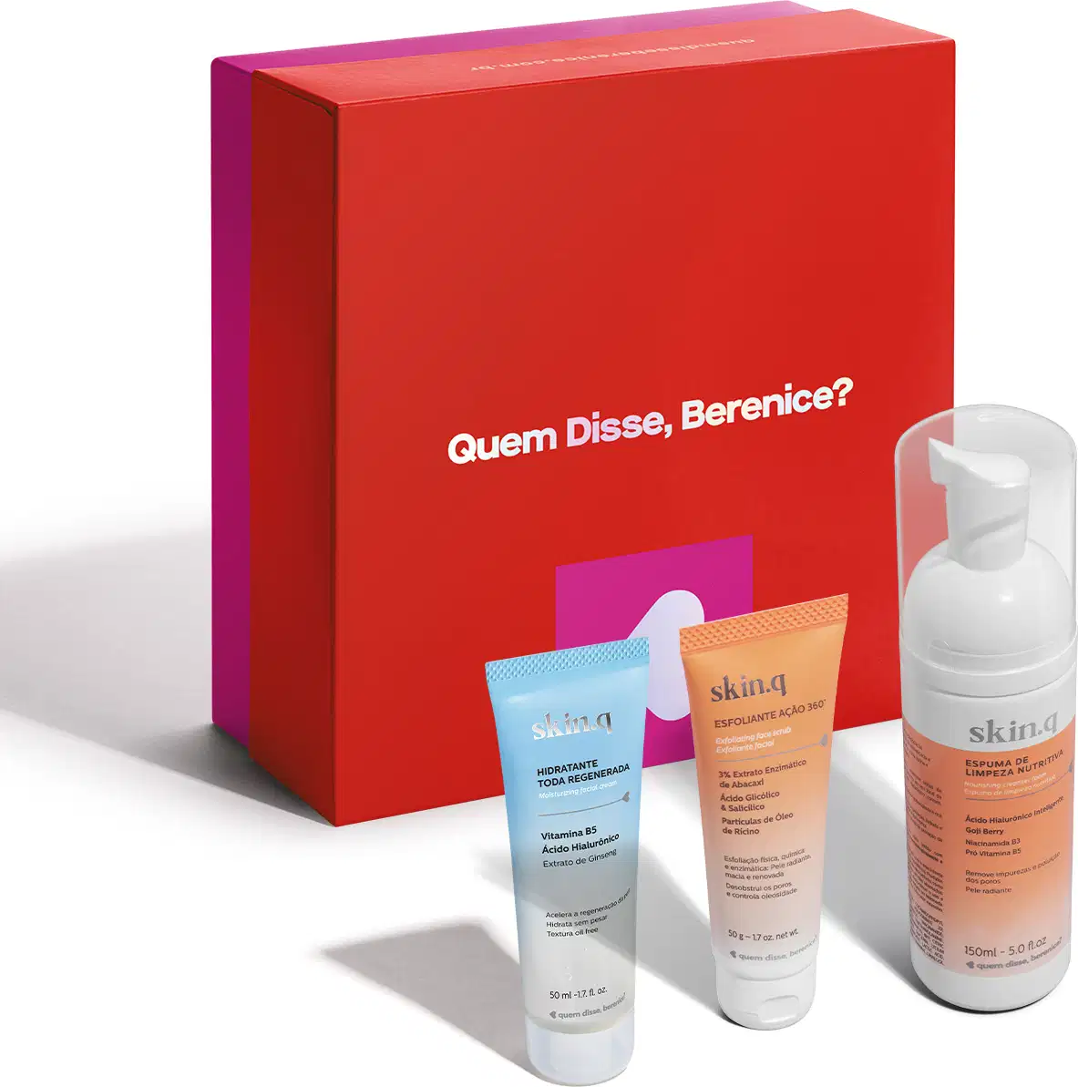 Caixa vermelha e rosa contendo três produtos Skin.Q: um hidratante, um esfoliante e uma espuma de limpeza, todos em embalagens brancas com rótulos e informações sobre os produtos.