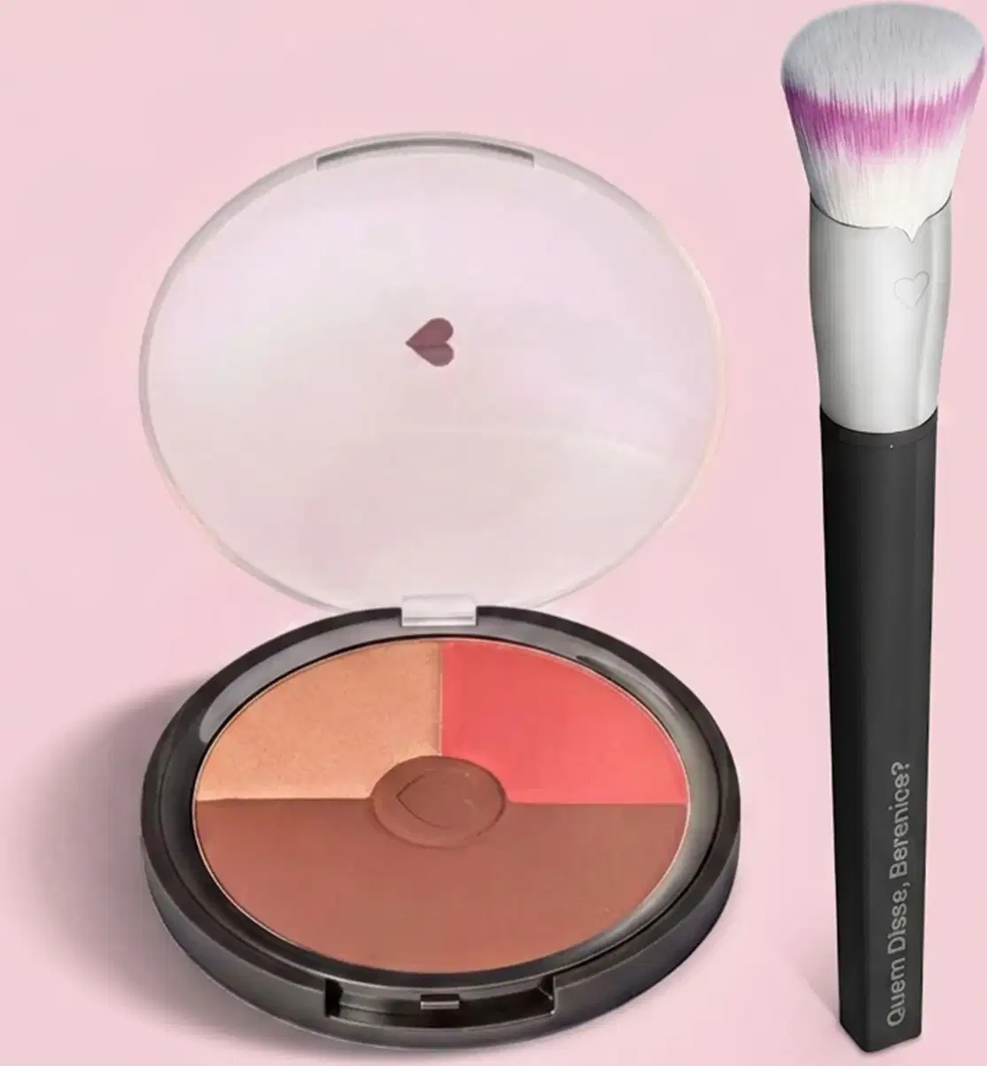 Compacto de maquiagem com cores variadas e pincel de maquiagem da marca Quem Disse, Berenice? em fundo rosa.