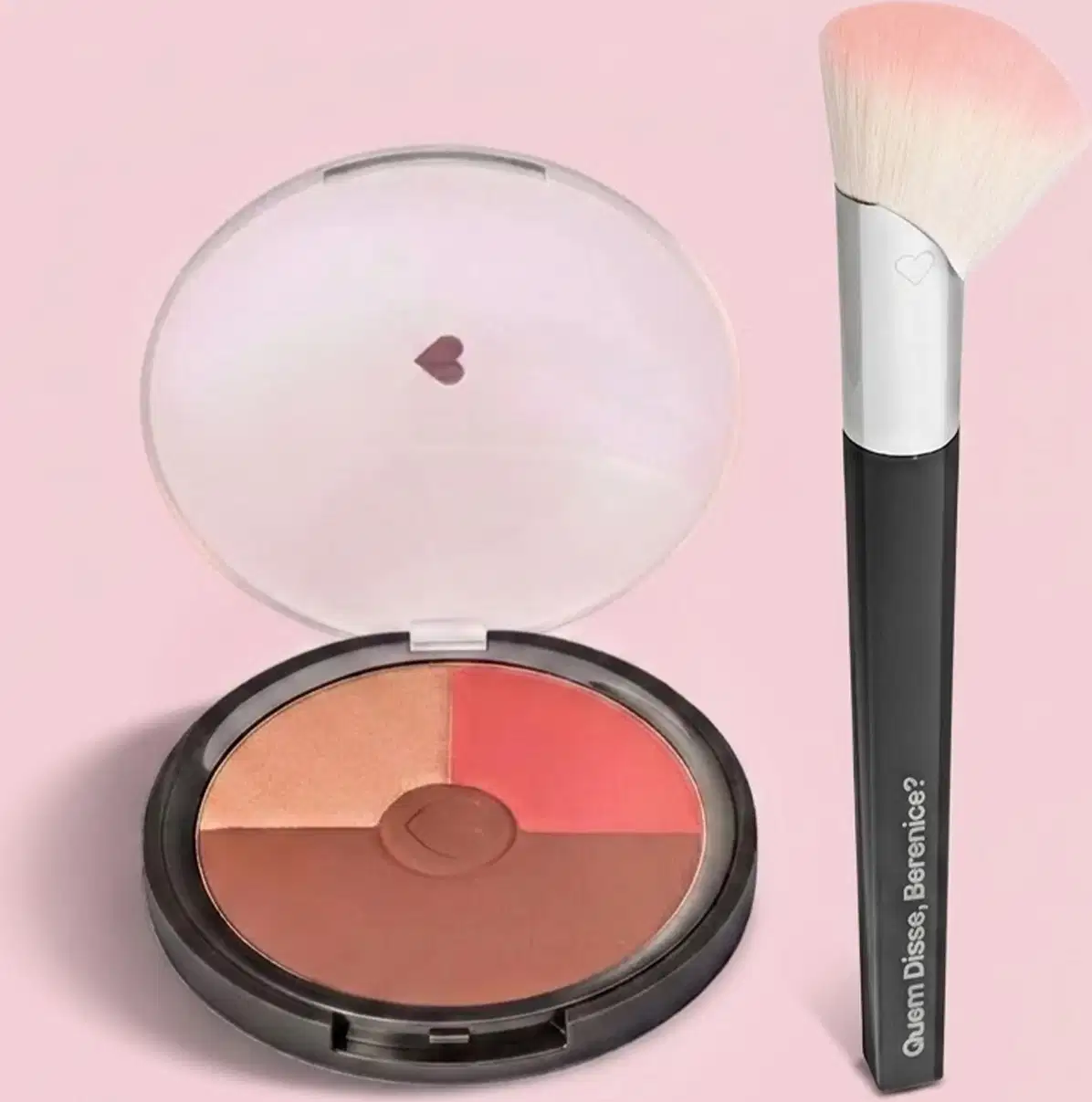 Paleta de blush compacta com quatro tons em tons de laranja e rosa, acompanhada de um pincel de maquiagem da marca Quem Disse, Berenice?, em fundo rosa.
