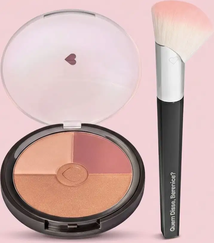 Compacto de maquiagem em tons de laranja e rosa, com um pincel de maquiagem branco e preto da marca Quem Disse, Berenice?. O compacto possui um espelho e uma divisão com diferentes tons de blush e bronzer.