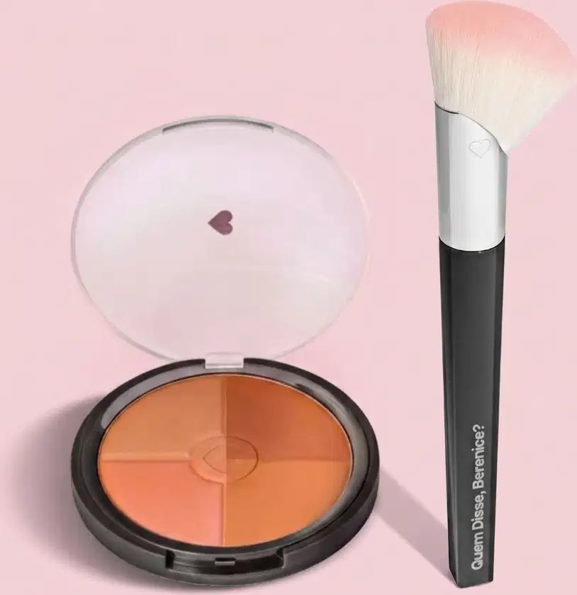Compacto de maquiagem em tons de laranja e pincel de maquiagem da marca Quem Disse, Berenice? em fundo rosa.