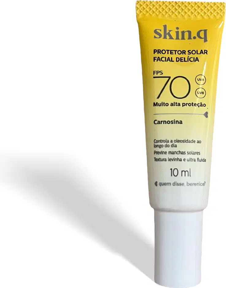 Protetor solar facial FPS 70 da marca Skin.Q, em bisnaga com degradê de amarela e branca, letras pretas e rótulo contendo informações sobre controle da oleosidade na pele.