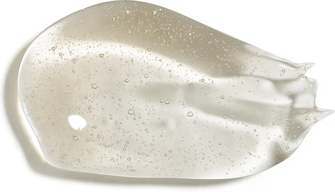O produto apresenta uma textura gelatinosa, com uma aparência translúcida e brilhante, com pequenas bolhas de ar dispersas por toda a superfície, conferindo um aspecto leve e refrescante.