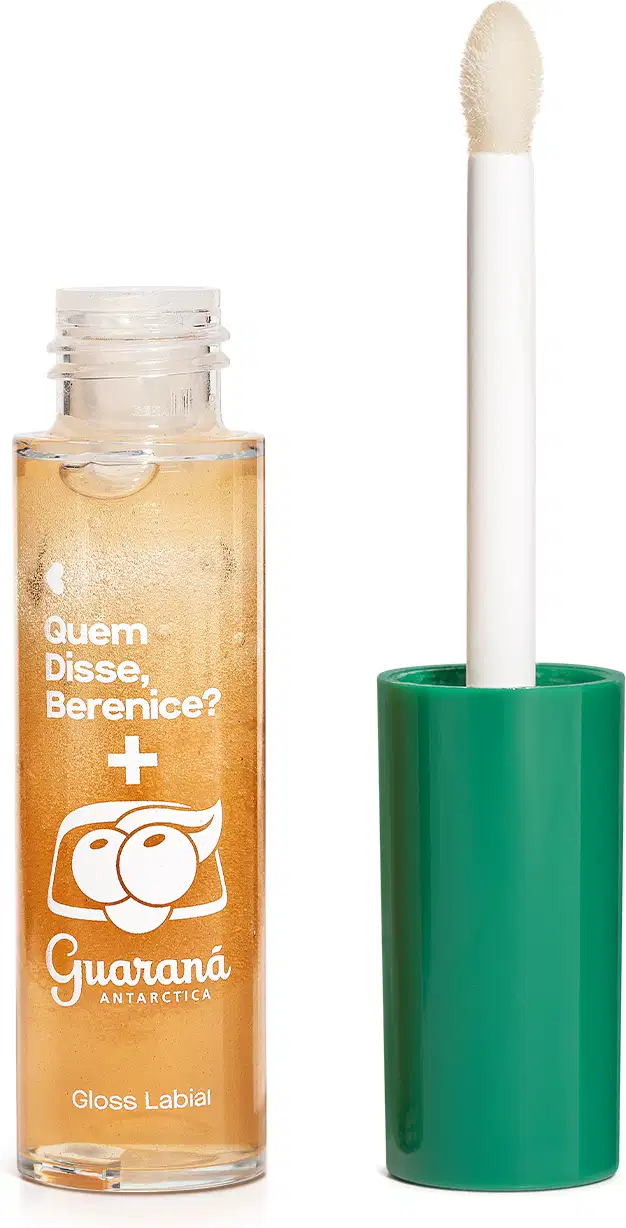 Frasco com líquido dourado e rótulo com texto em português, acompanhado de um aplicador de maquiagem branco em um suporte verde. O produto é identificado como "Quem disse, Berenice?" e "Gloss Labial", indicando tratar-se de um gloss labial.