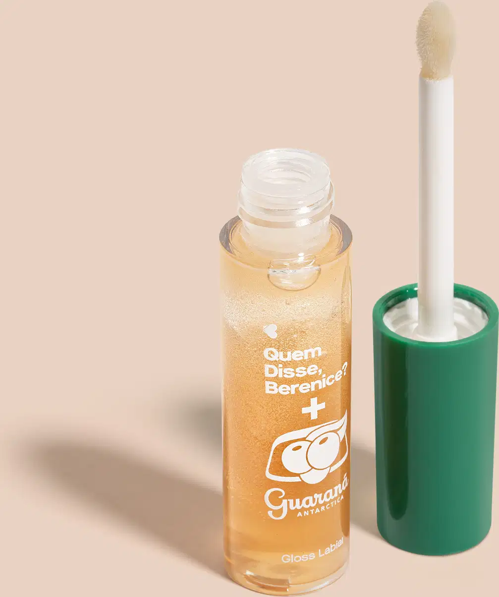 Frasco com líquido dourado e rótulo com texto em português, acompanhado de um aplicador de maquiagem branco em um suporte verde. O produto é identificado como "Quem disse, Berenice?" e "Gloss Labial", indicando tratar-se de um gloss labial.