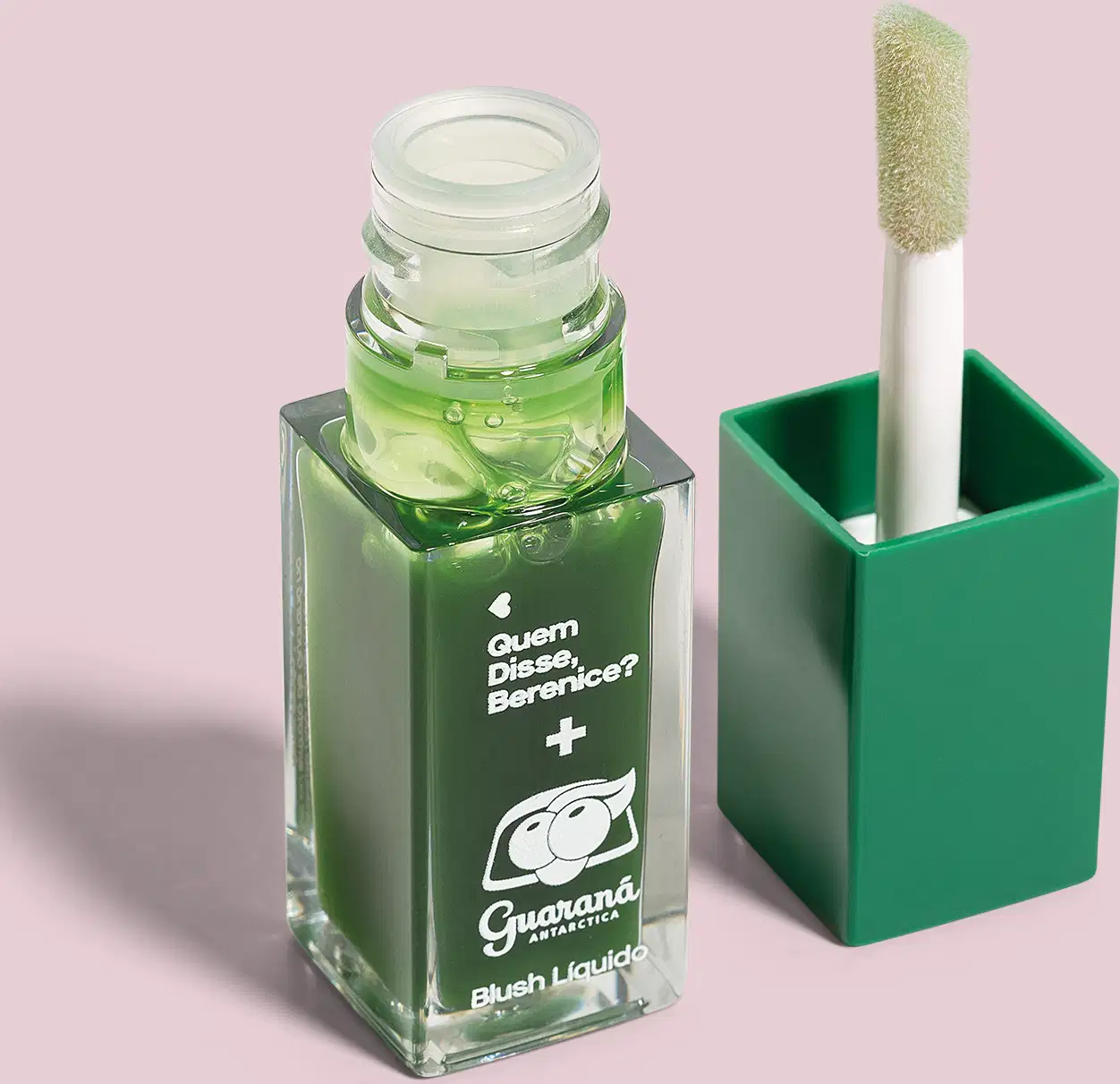 Frasco transparente contendo líquido verde e escova de aplicação em recipiente verde, com rótulo exibindo a frase "Quem disse, Berenice?".
