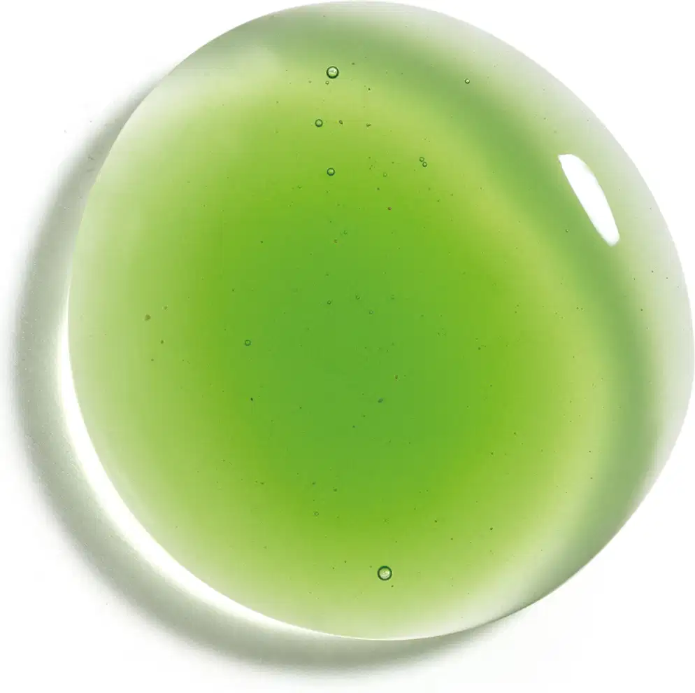 O produto apresenta uma textura gelatinosa, com uma coloração verde-clara uniforme e brilhante. Sua aparência é suave e translúcida, com pequenas bolhas visíveis em sua superfície.