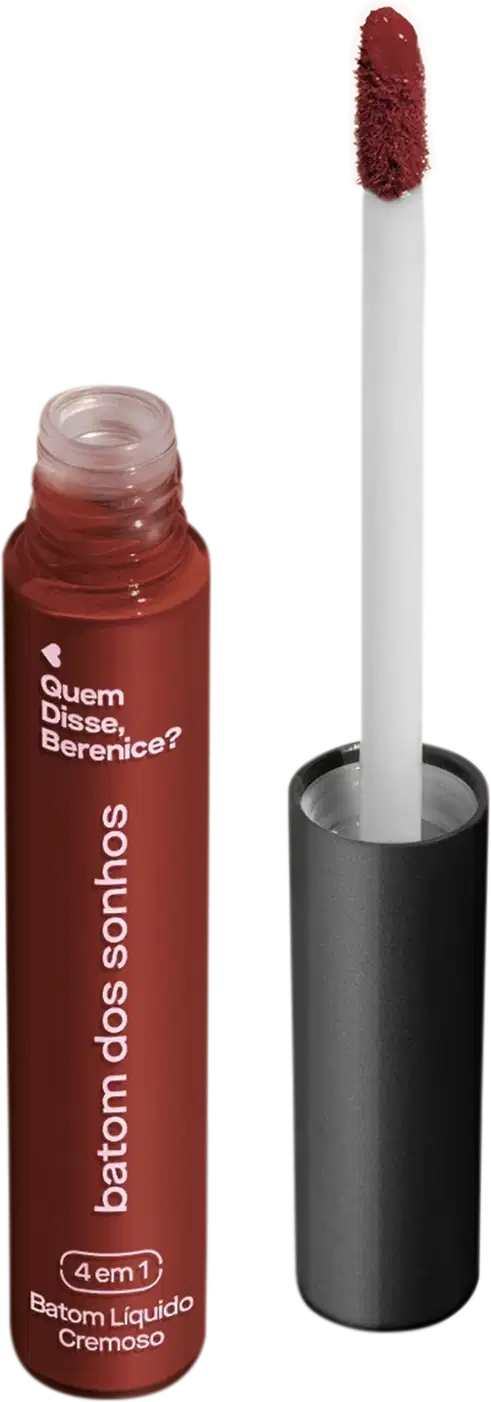 A imagem mostra um batom labial em uma embalagem cilíndrica com a tampa preta e o tubo transparente permite ver o tom marrom brilhante do batom e a marca Quem disse, Berenice? e a linha estampados no frasco.
