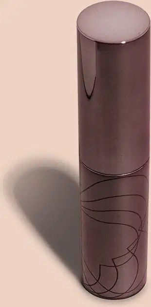 Embalagem de batom da marca Volumão Quem Disse, Berenice? na cor marrom escura com detalhes pretos em fundo lilás.