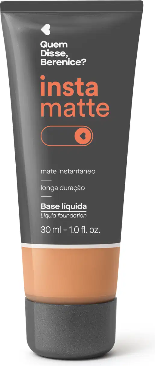 Frasco preto com visor mostrando a cor do produto, letras na cor rosa e branca e detalhes brancos contendo base líquida Instamatte Quem Disse, Berenice? na cor 245F em tom bege.