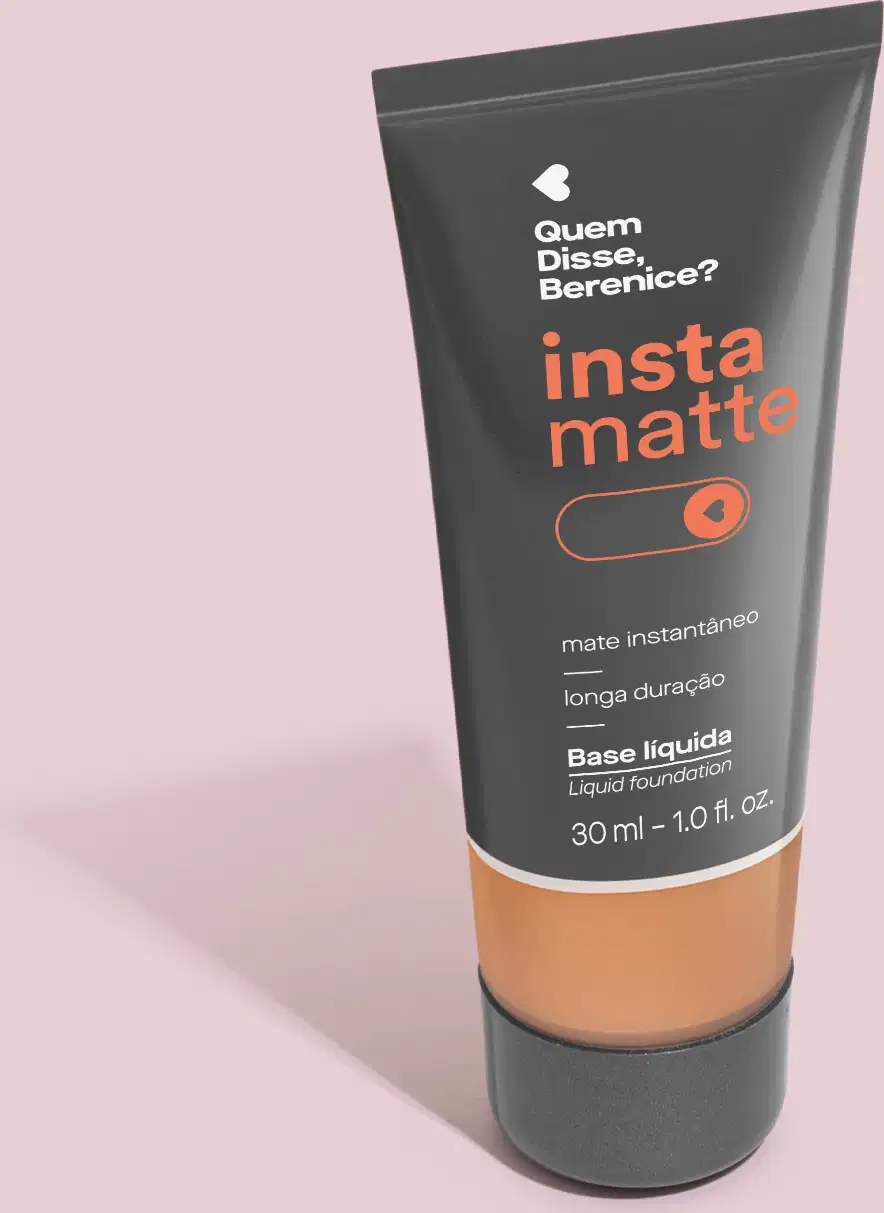 Frasco preto com visor mostrando a cor do produto, letras na cor rosa e branca e detalhes brancos contendo base líquida Instamatte Quem Disse, Berenice? na cor 245F em tom bege em fundo lilás com leve sombreado.