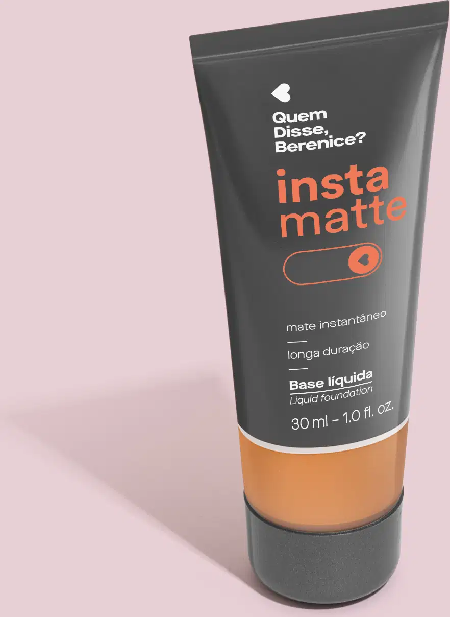 Frasco preto com visor mostrando a cor do produto, letras na cor rosa e branca e detalhes brancos contendo base líquida Instamatte Quem Disse, Berenice? na cor 280Q, em tom bege médio em fundo lilás com leve sombreado.