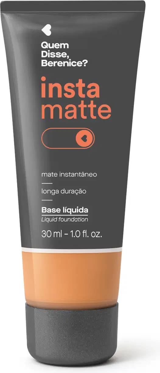 Frasco preto com visor mostrando a cor do produto, letras na cor rosa e branca e detalhes brancos contendo base líquida Instamatte Quem Disse, Berenice? na cor 280Q, em tom bege médio.