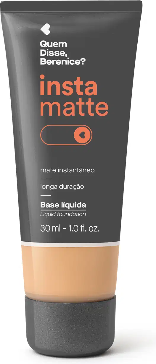 Frasco preto com visor mostrando a cor do produto, letras na cor rosa e branca e detalhes brancos contendo base líquida Instamatte Quem Disse, Berenice? na cor 200F em tom bege.
