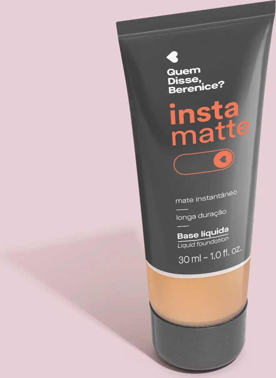 Frasco preto com visor mostrando a cor do produto, letras na cor rosa e branca e detalhes brancos contendo base líquida Instamatte Quem Disse, Berenice? na cor 200F em tom bege em fundo lilás com leve sombreado.