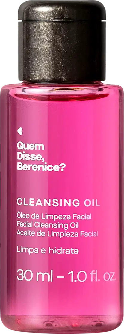 Imagem de frasco transparente e tampa preta contendo um líquido rosa com rótulo branco e texto "Quem disse, Berenice? Cleansing Oil" em letras pretas, trazendo 30 ml de óleo de limpeza facial.