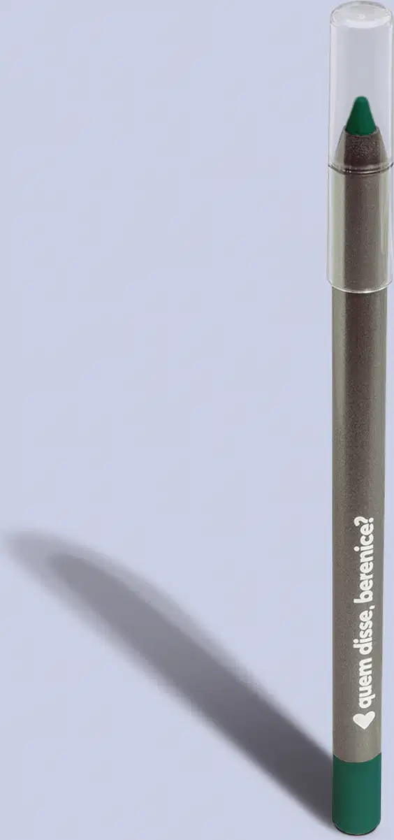 Lápis delineador da marca Quem Disse, Berenice? em embalagem metálica com tampa transparente e ponta verde, apresentando o logotipo da marca.