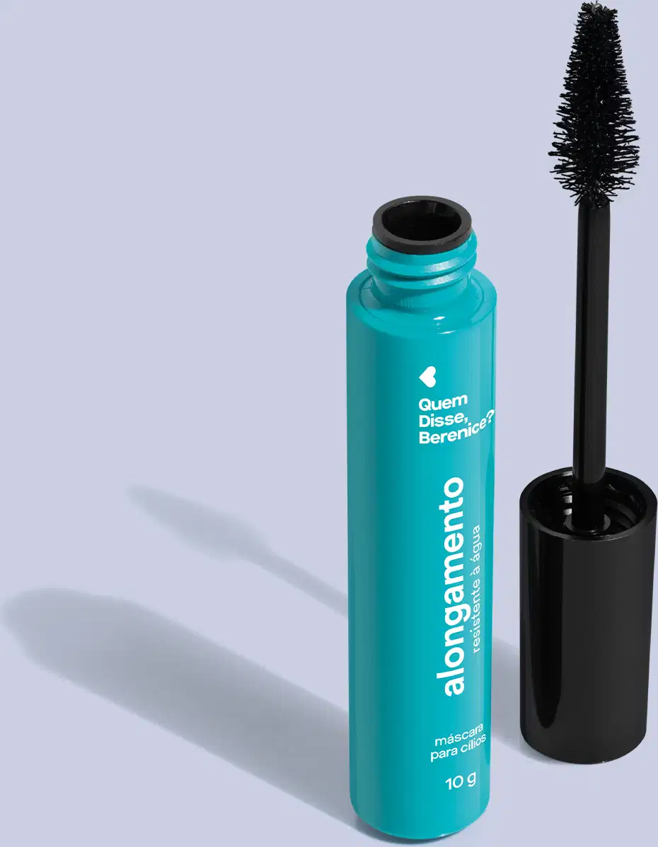 O produto apresentado na imagem é da marca Quem Disse, Berenice?. O frasco é de cor turquesa com o nome da marca impresso em branco. O aplicador do rímel é preto e tem um formato cônico. O produto é descrito como uma "máscara para cílios"