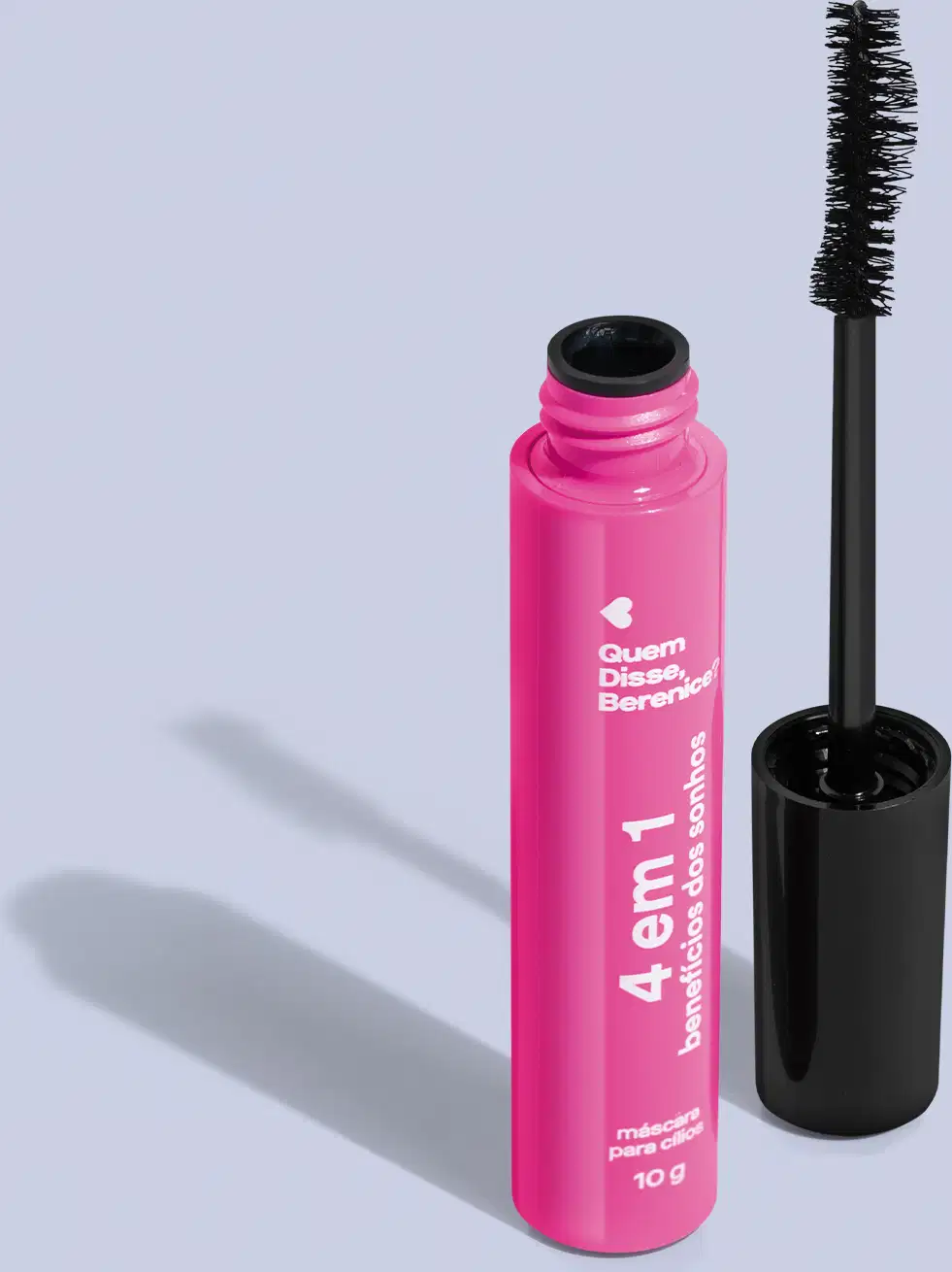 Mascara para cílios em embalagem rosa com o rótulo "4 em 1 benefícios dos sonhos". A embalagem é um frasco plástico rosa com o nome do produto impresso. Acompanha um aplicador de mascara preto com cerdas longas e espessas.